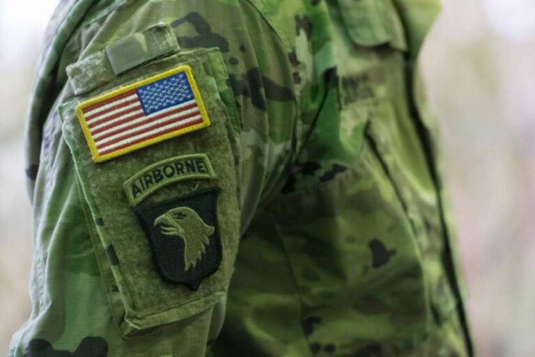 El Supremo de EEUU permite al Gobierno de Trump excluir a las personas trans del Ejército