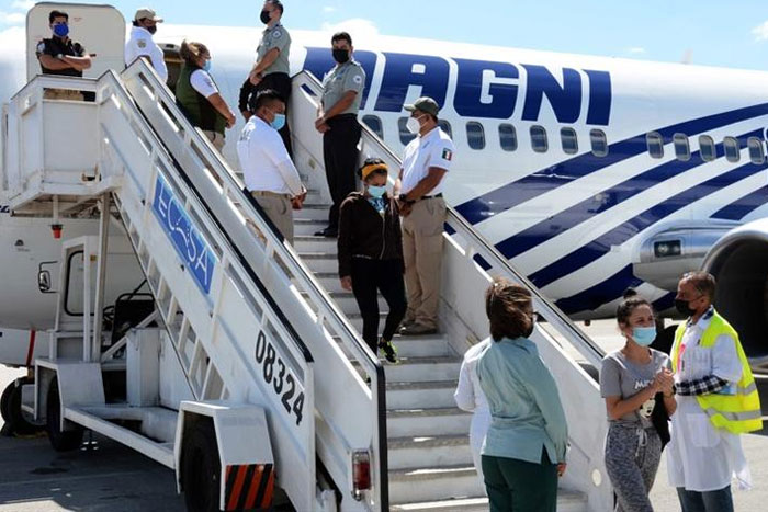 Activistas y migrantes denuncian que EEUU deporta a cubanos en vuelos al sur de México