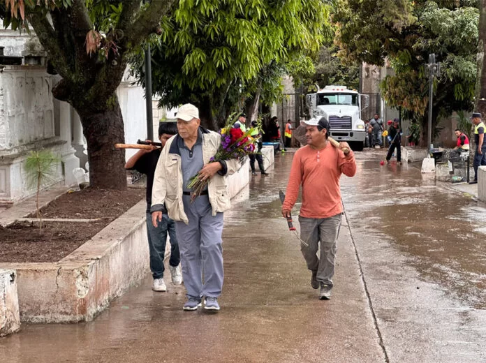 Hondureños conmemoran a sus muertos en medio de turbulencia política