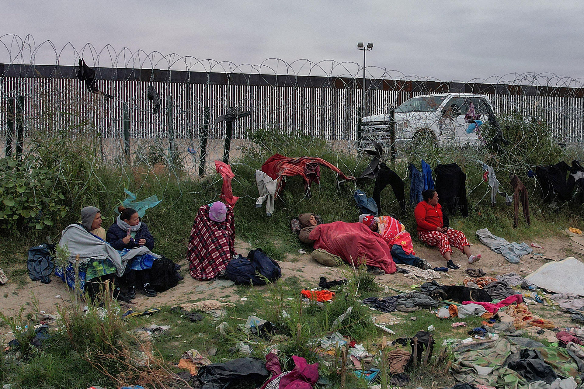 Migrantes permanecen abrigados por las bajas temperaturas a un costado de la frontera con Estadios Unidos el 4 de noviembre de 2023, en Ciudad Juárez, estado de Chihuahua (México). EFE/Luis Torres.
