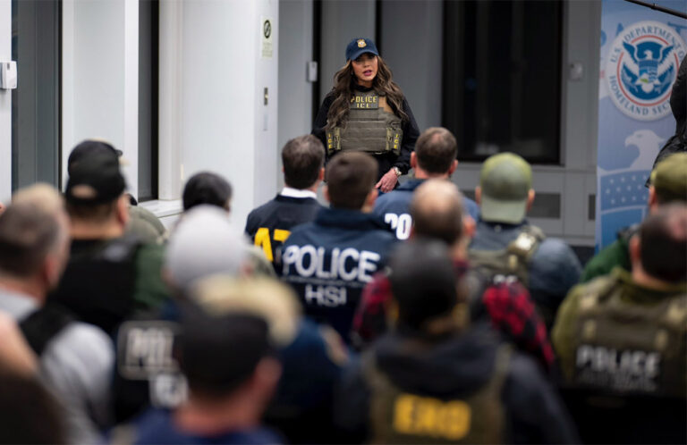 Kristi Noem, línea dura en inmigración, polémicas en su gestión y un apodo machista