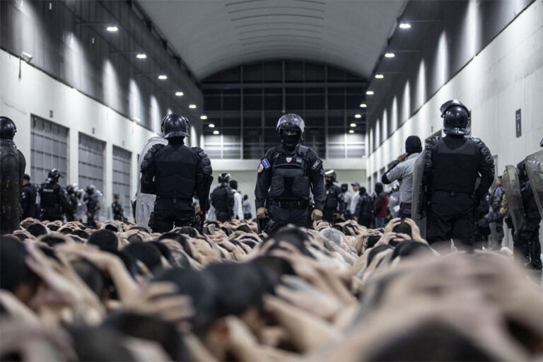 Juez de Texas prohíbe al Gobierno de Trump usar ley centenaria para expulsar venezolanos