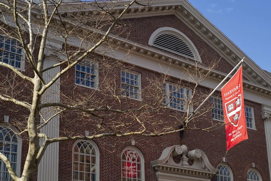 El presidente Trump insiste en eliminar la exención de impuestos de Harvard