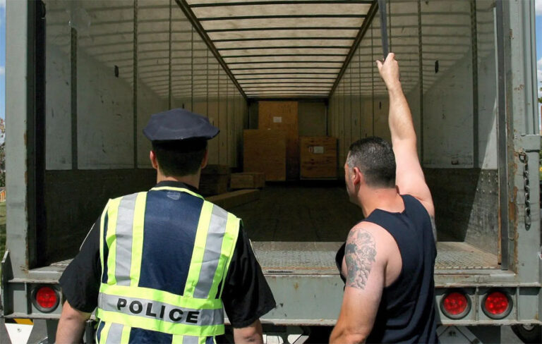 Detenidos en Nueva York 14 trabajadores agrícolas que viajaban en un autobús de empresa