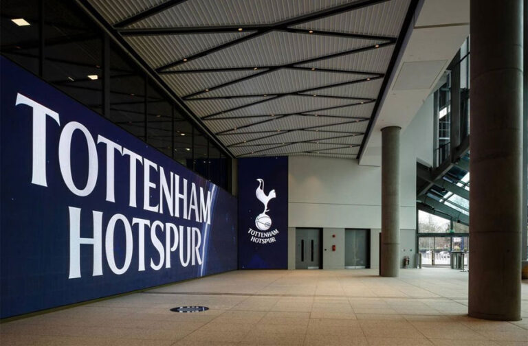 La UEFA sanciona al Tottenham por gestos nazis de tres aficionados