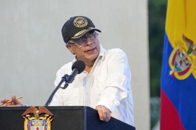 Petro dice que la lucha contra la droga debe atacar el sistema financiero internacional