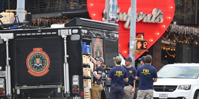 Tres muertos y 18 heridos en tiroteo que el FBI investiga como posible acto terrorista