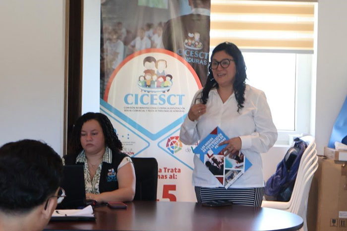 Periodistas de Roatán se capacitan en no revictimización y protección de la niñez en la cobertura de casos de Trata de Personas