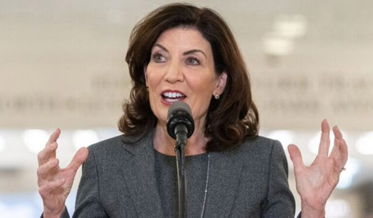 Gobernadora de Nueva York pide a la Casa Blanca un alto a redadas «agresivas e ilegales»