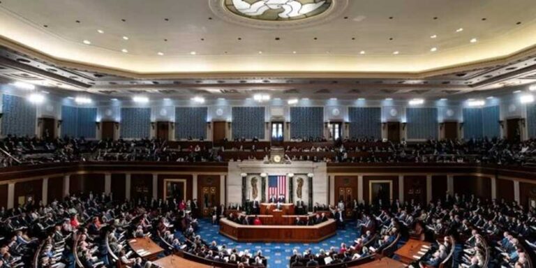 Demócratas en el Senado buscan iniciar una investigación contra Kristi Noem