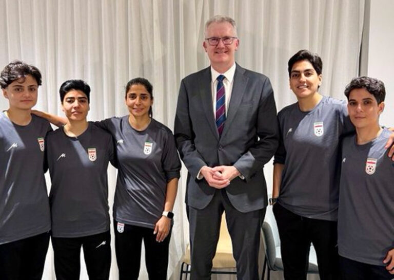 Siete futbolistas iraníes reciben asilo en Australia y el resto del equipo vuela a Malasia