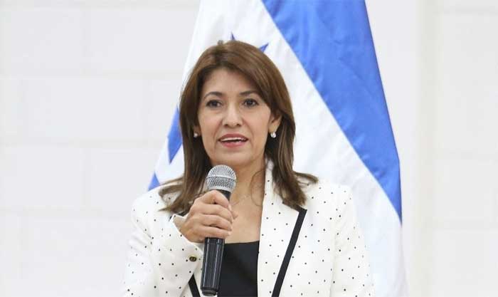 Exministra Consuelo Flores propone presentarse de forma voluntaria en caso hospitales móviles